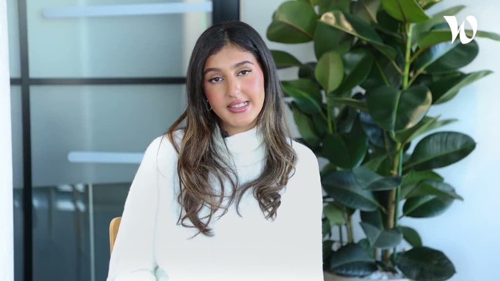 Découvrez le quotidien de Nesrine, Consultante en Communication Marques & Produits. 