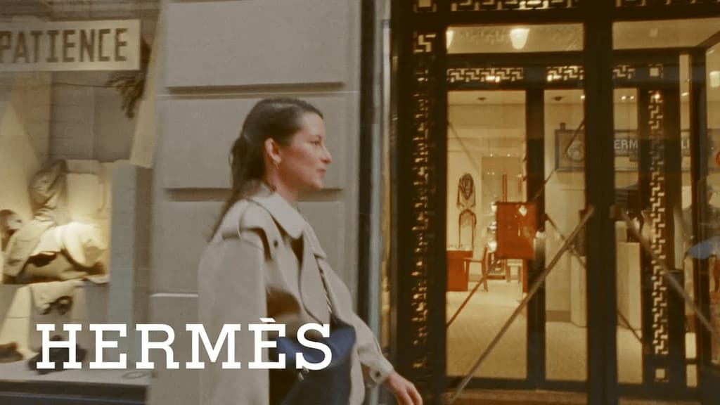 Cécile, conseillère de vente au magasin 24, faubourg Saint-Honoré