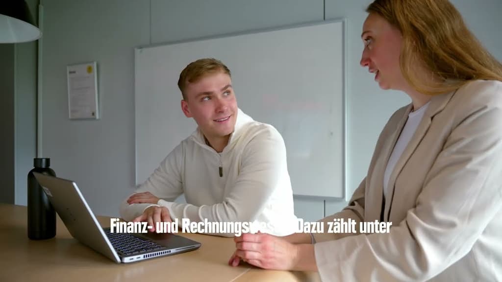 Felix, Trainee Finance & Accounting in der EDEKA-Zentrale, berichtet von seinen Erfahrungen. 