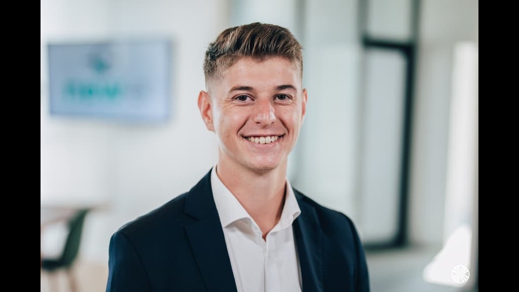 Découvrez le métier de Robin, Business Manager chez new-e