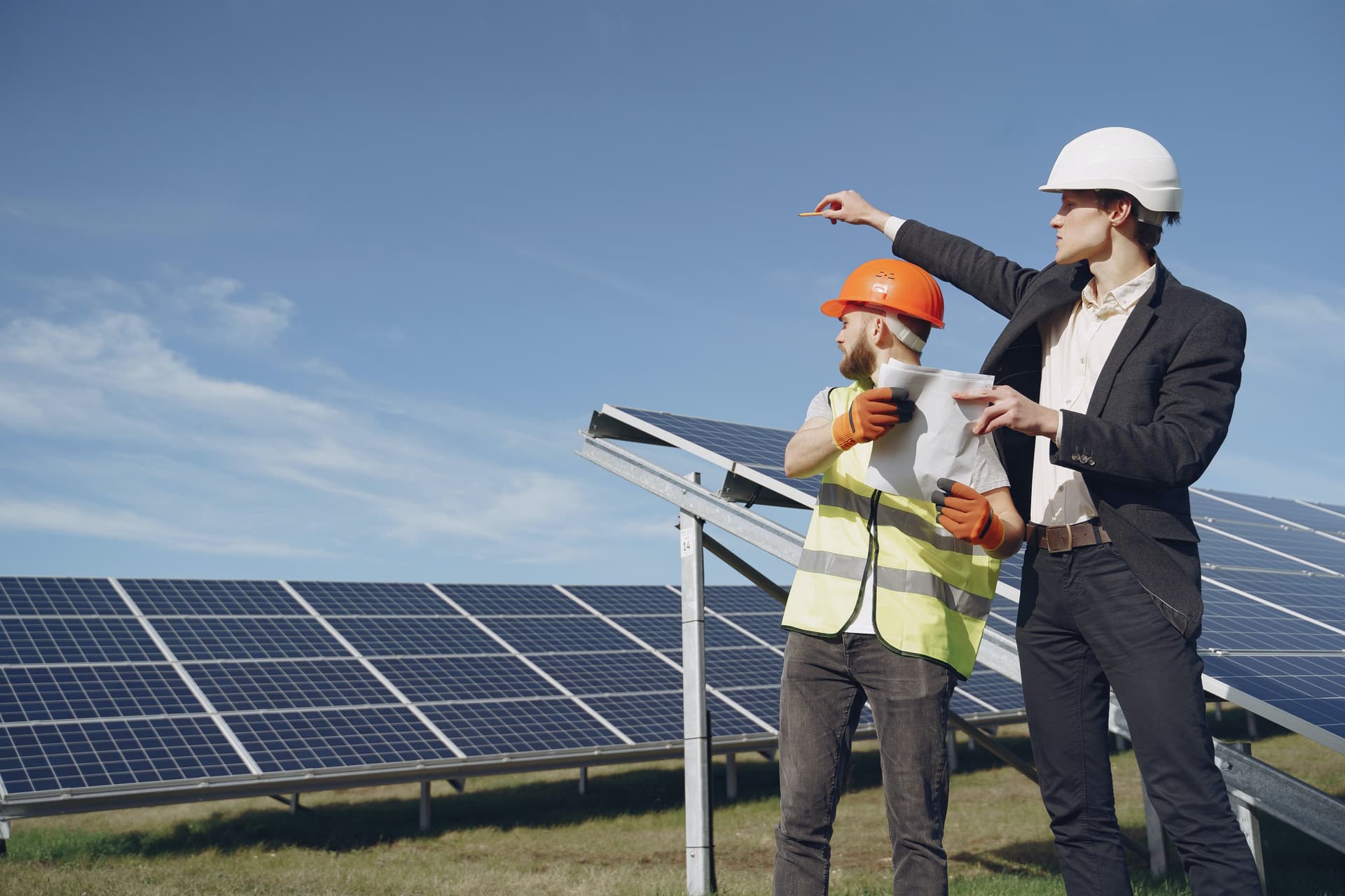 Deux hommes devant des panneaux solaires