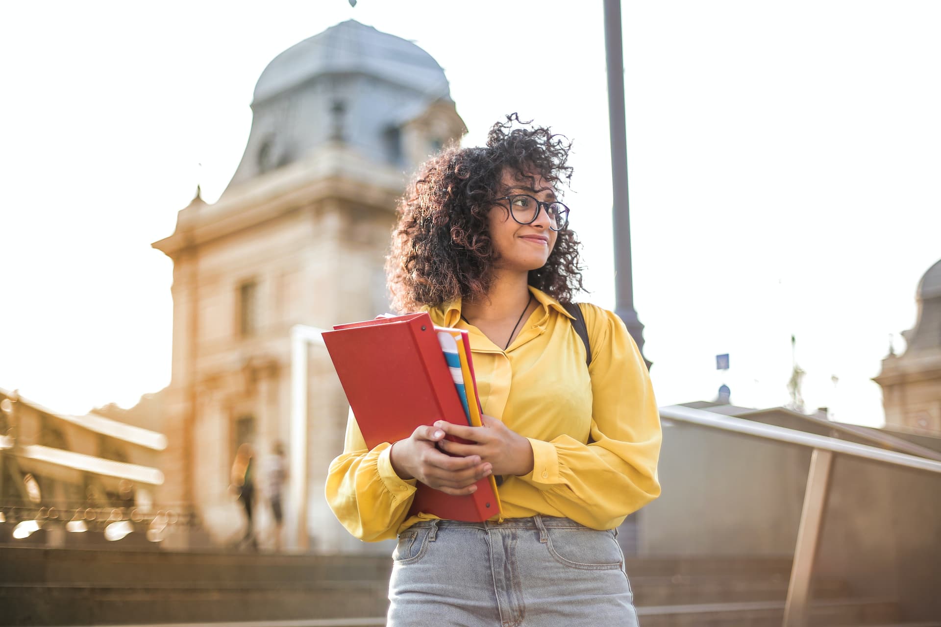 Une étudiante avec ses livres