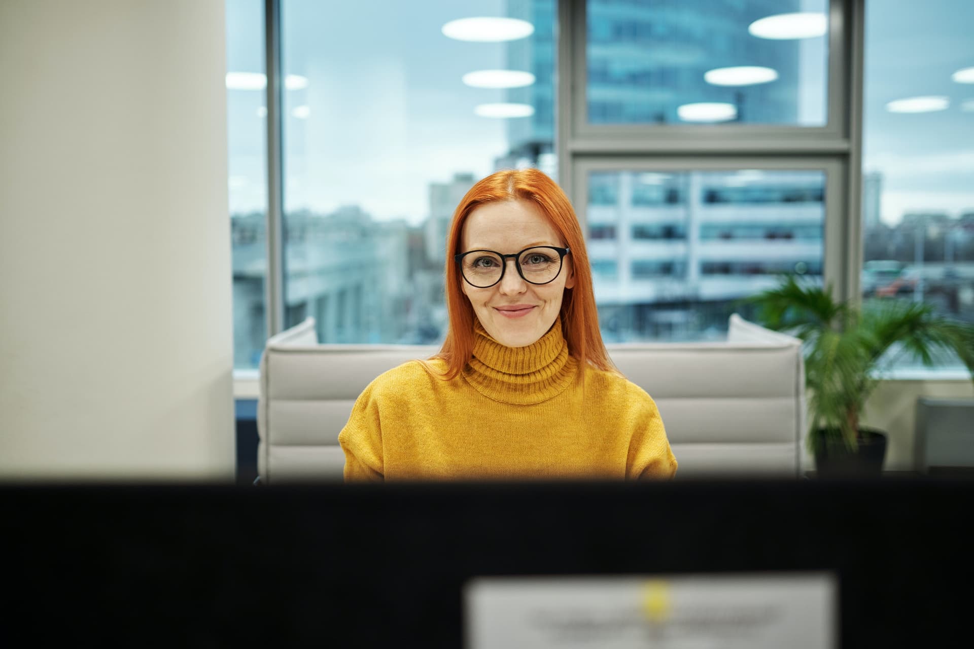 Une femme rousse souriante
