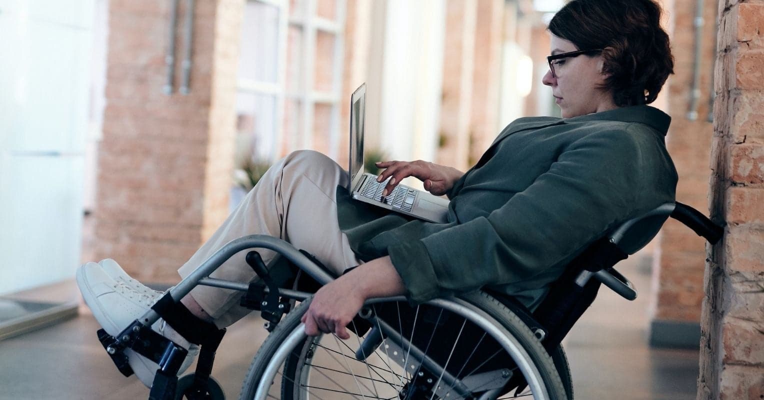 Une femme en fauteuil roulant dans un bureau