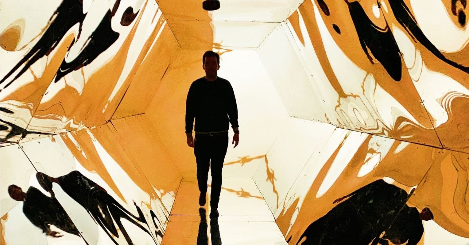Un homme au milieu de miroirs 
