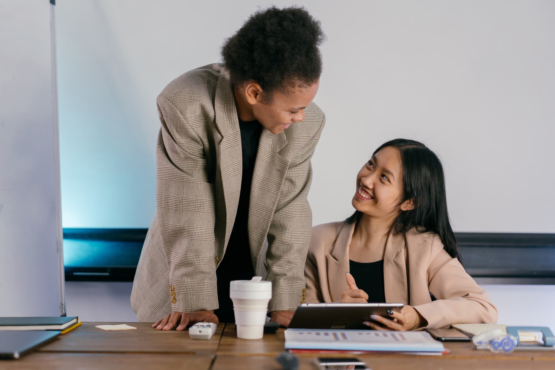 Deux jeunes femmes autour d'un bureau