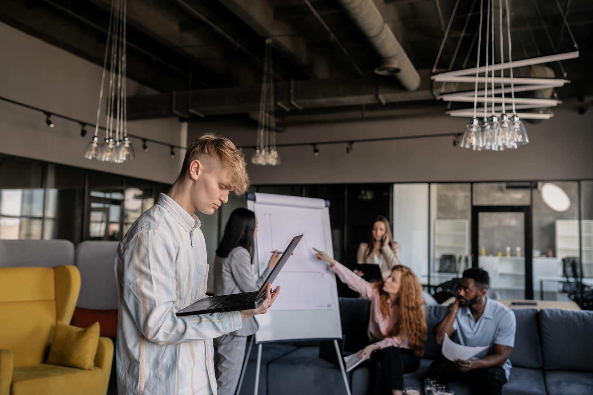 Des gens qui travaillent dans un bureau