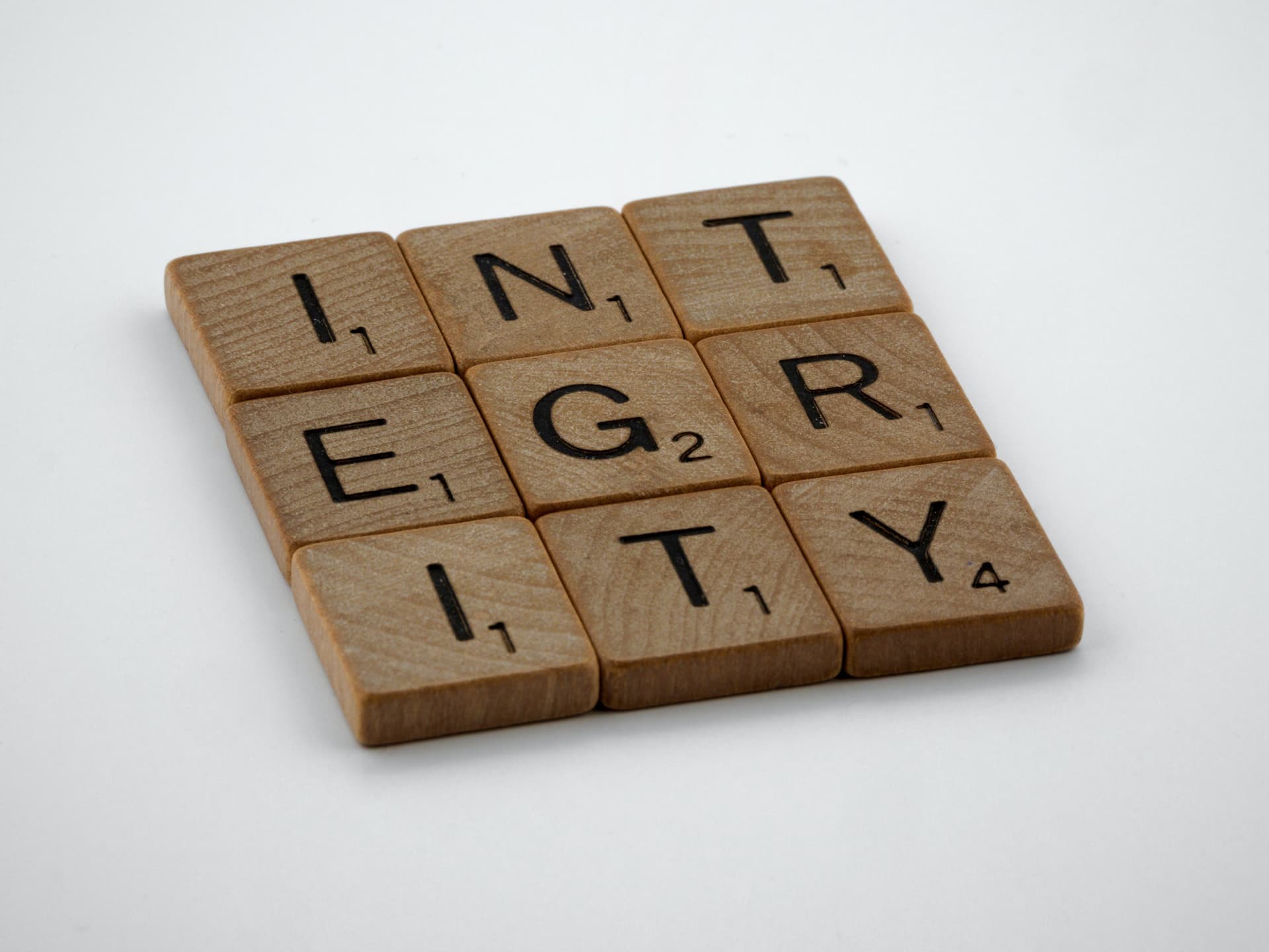 Holzbuchstaben repräsentieren das Wort "Integrity"