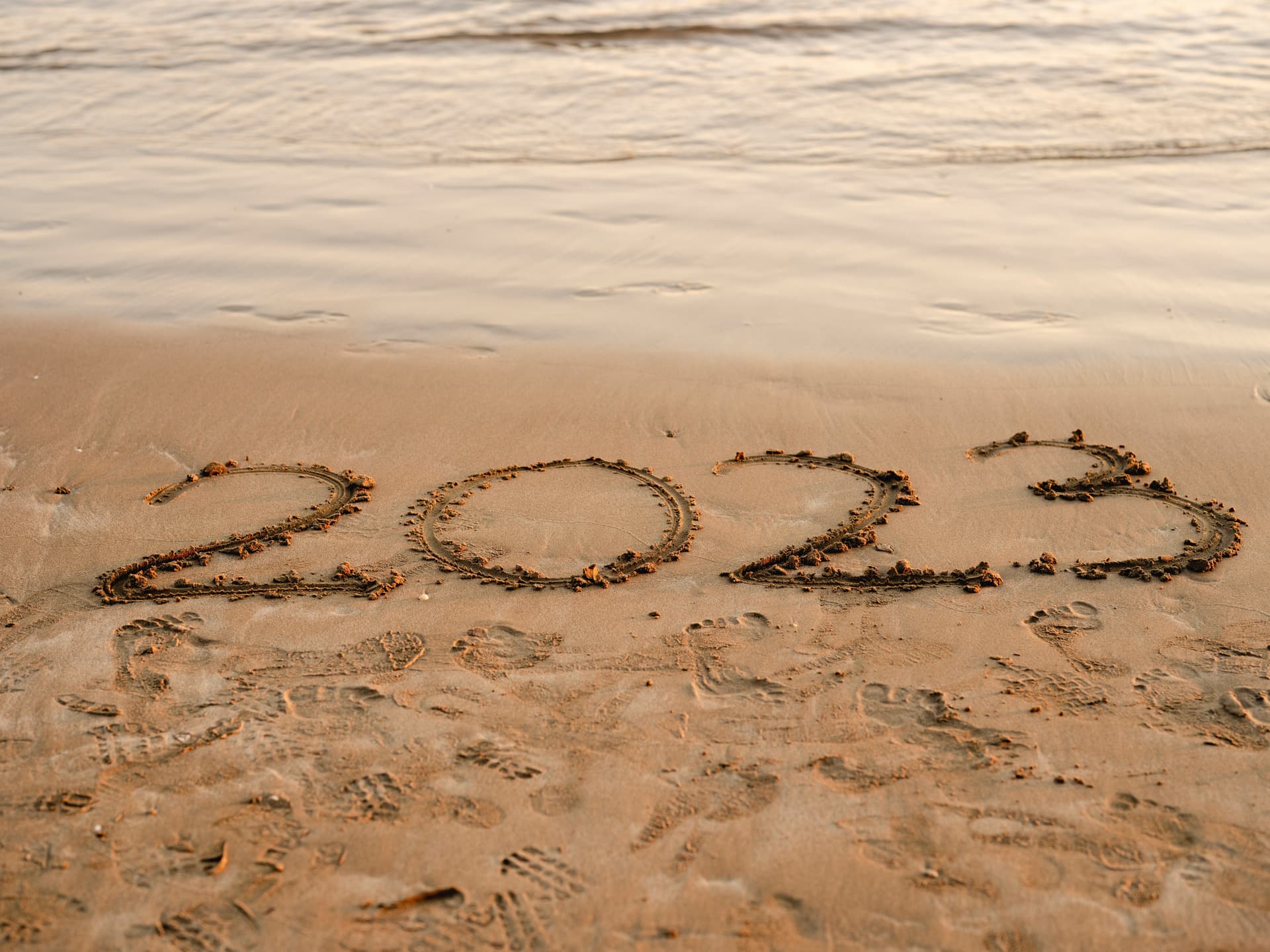 2023 im Sand geschrieben