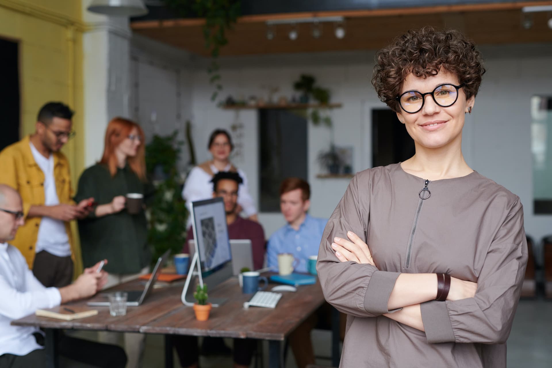 Frau steht vor Team