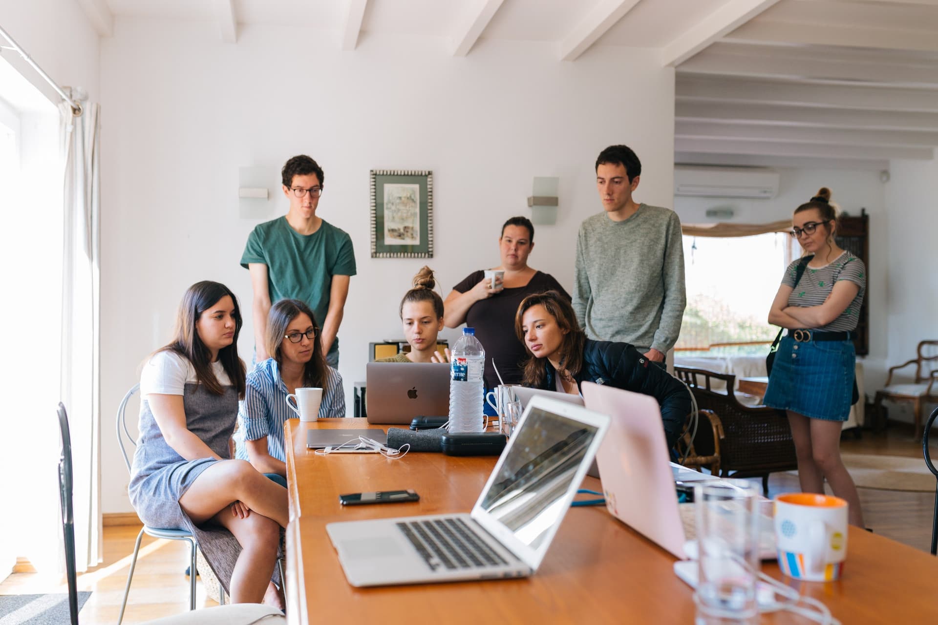 Team arbeitet in eimem Büro zusammen