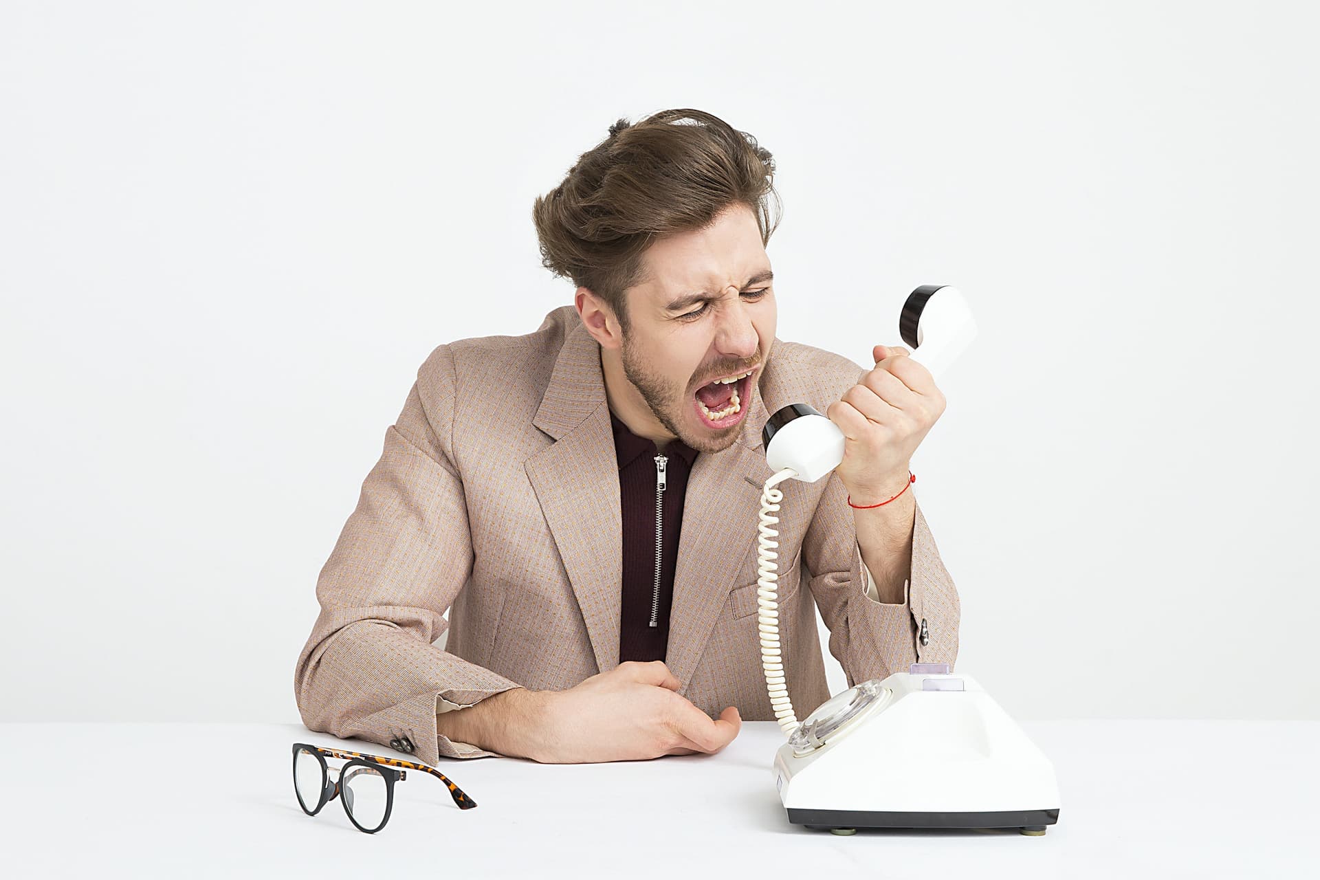 Mann brüllt in sein Telefon