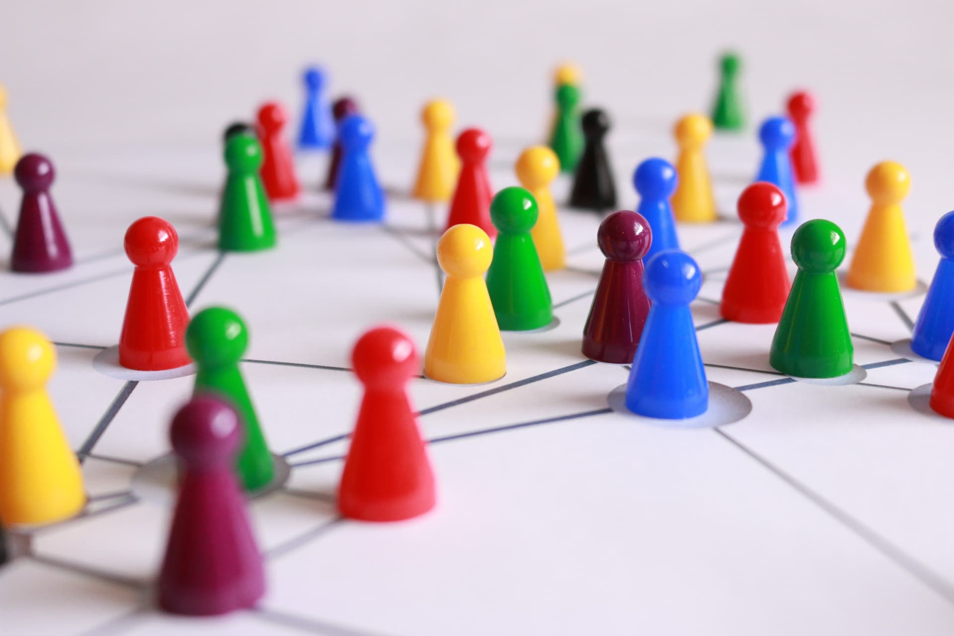 Spielfiguren mit unterschiedlichen Farben