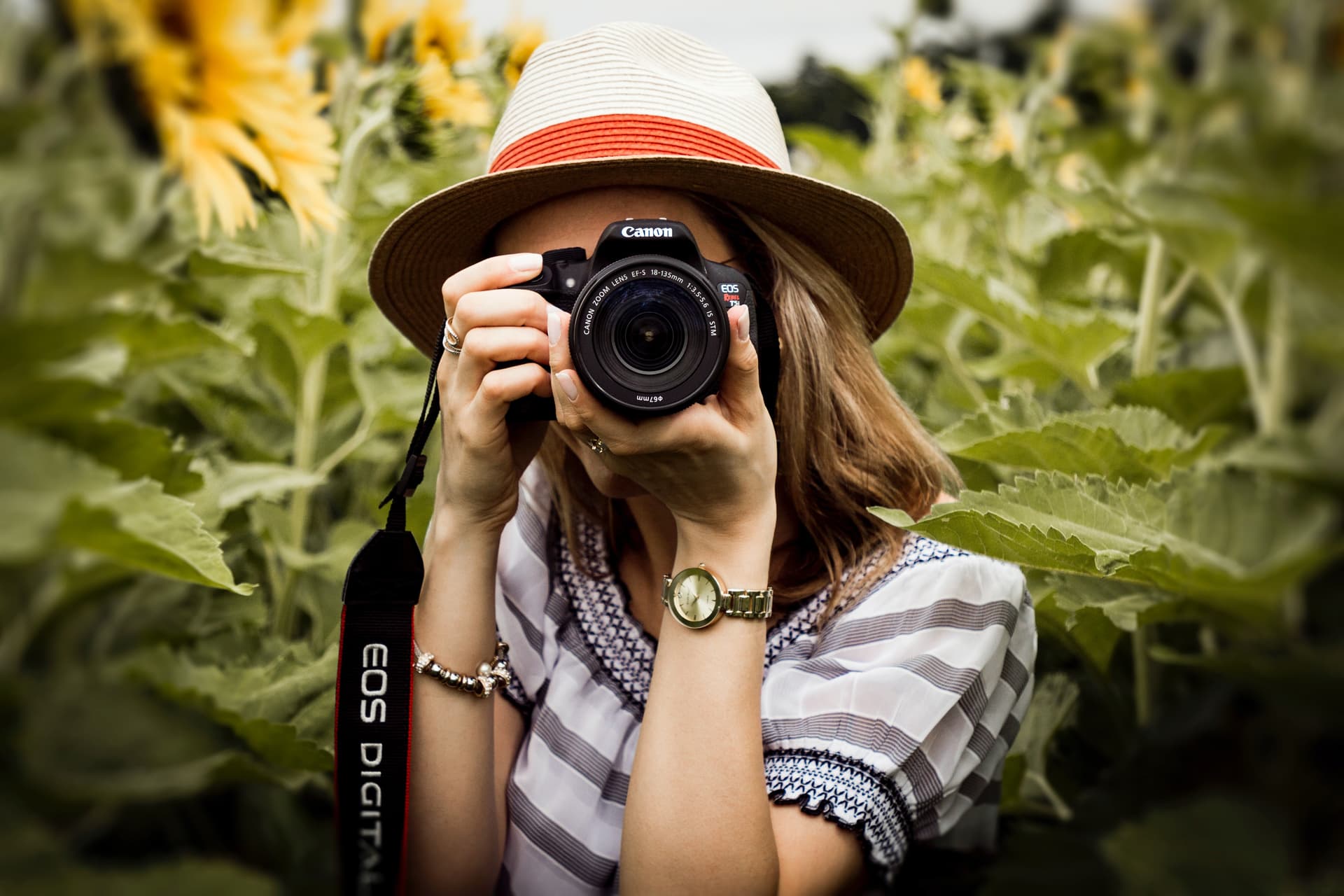 Une femme face à la caméra qui prend une photo