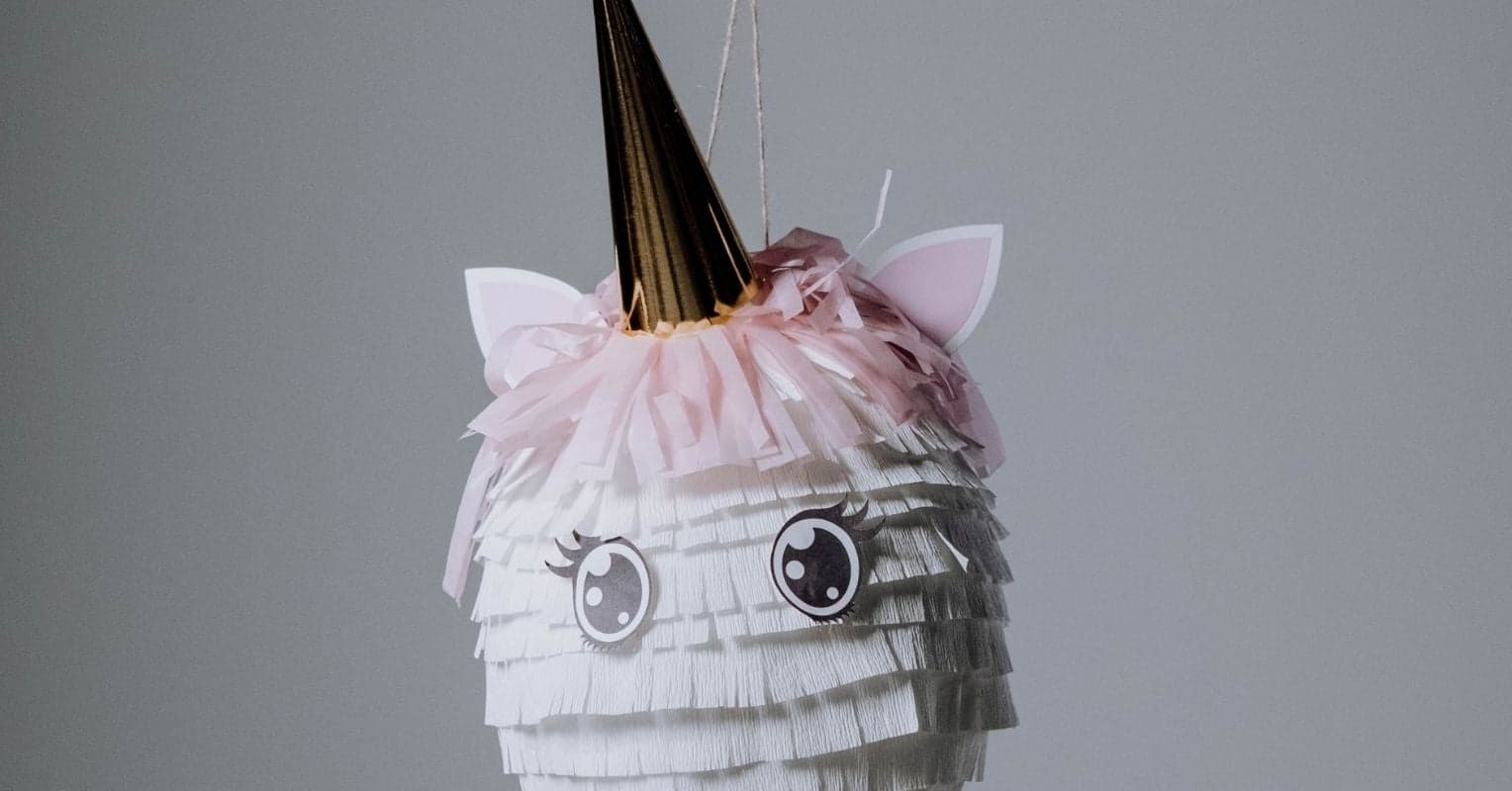 Une piñata en forme de licorne