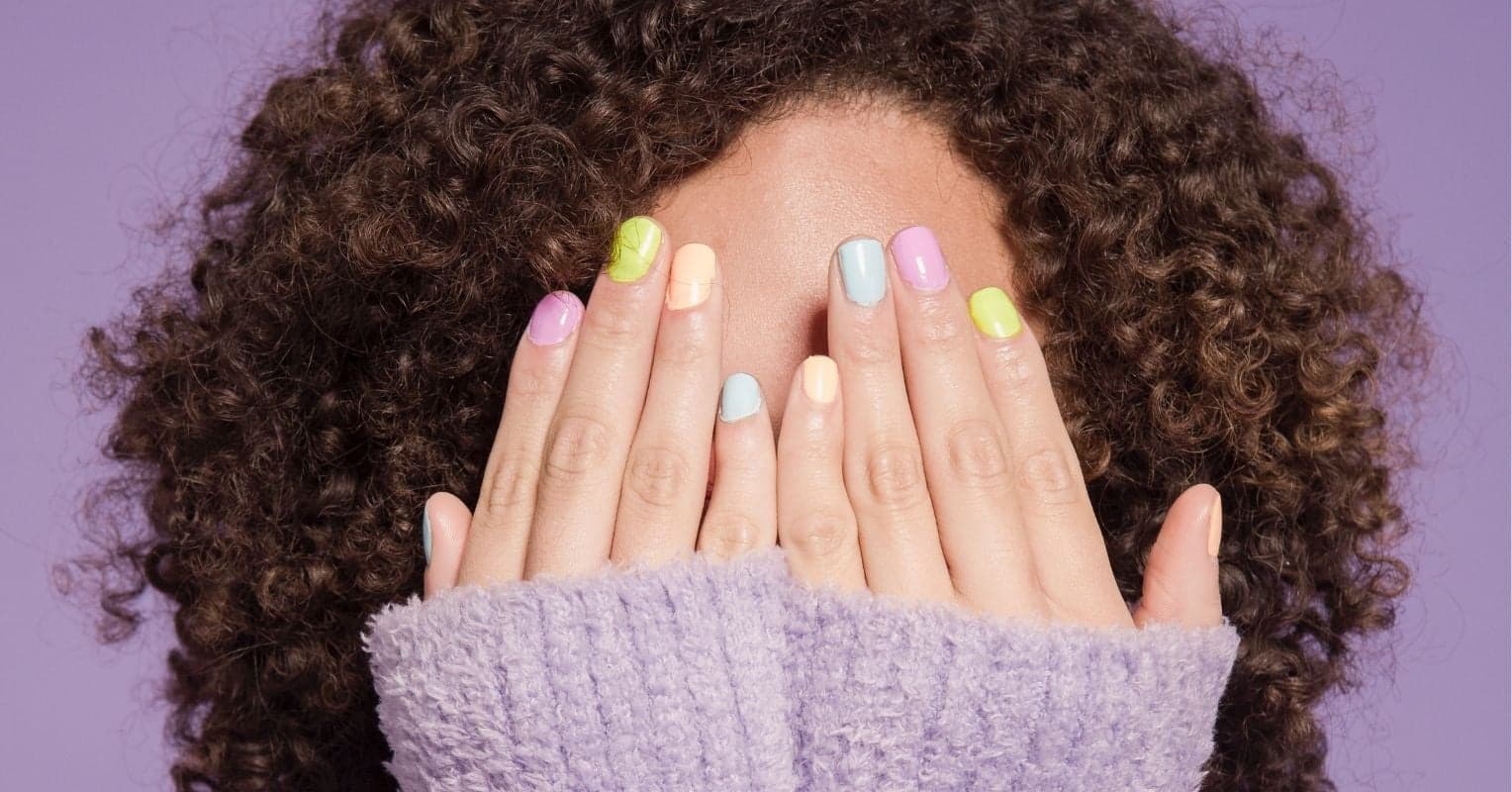 Femmes qui se cache les yeux derrière ses mains