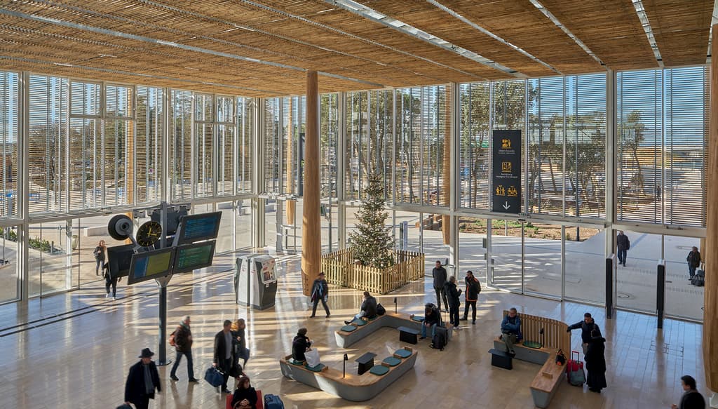 Gare de Nîmes Pont-du-Gard - Le hall et son espace d'attente (Dec. 2019)
Crédit AREP / Photographe : Didier BOY DE LA TOUR
