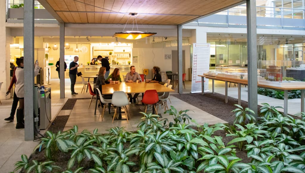 La cafétéria : un espace de détente et de convivialité
