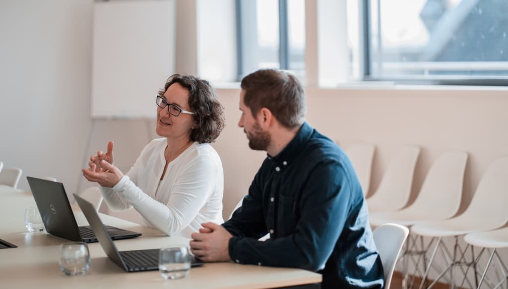 Durch regelmäßige Abstimmungsmeetings mit deinem Mentor oder deiner Mentorin wird deine Entwicklung bei OK gefördert.