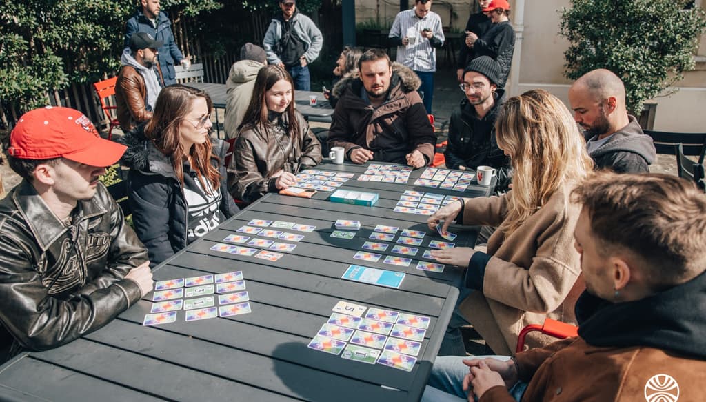 Jeu de cartes au soleil dans notre cours le midi