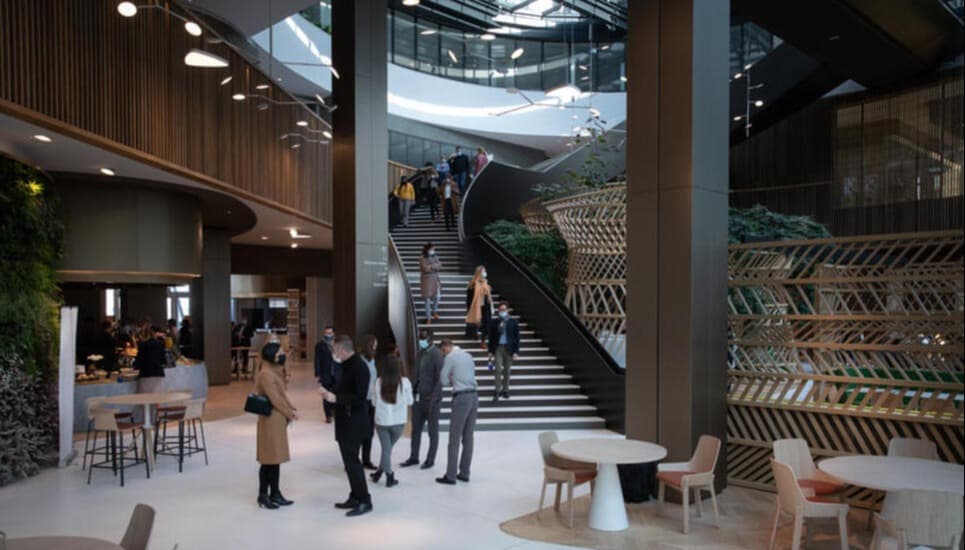 Bienvenue dans le hall d'Archipel, idéal pour se restaurer, travailler ou se détendre.