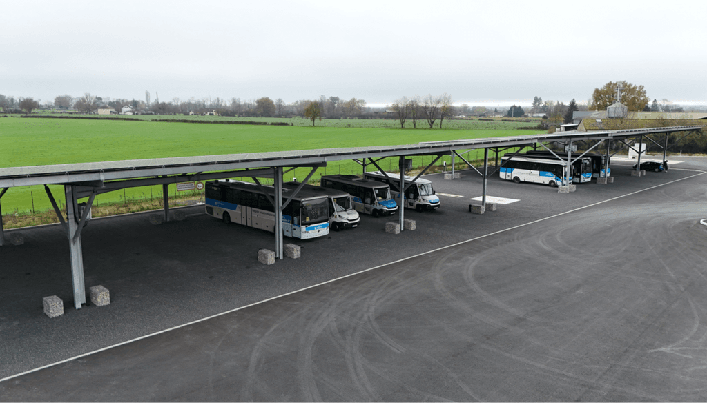 Dépôt en région Auvergne-Rhône-Alpes avec ombrières photovoltaïques.