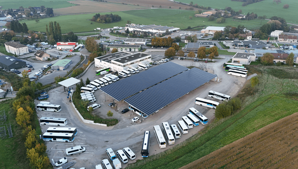 Dépôt en région Bourgogne-Franche-Comté avec ombrières photovoltaïques.