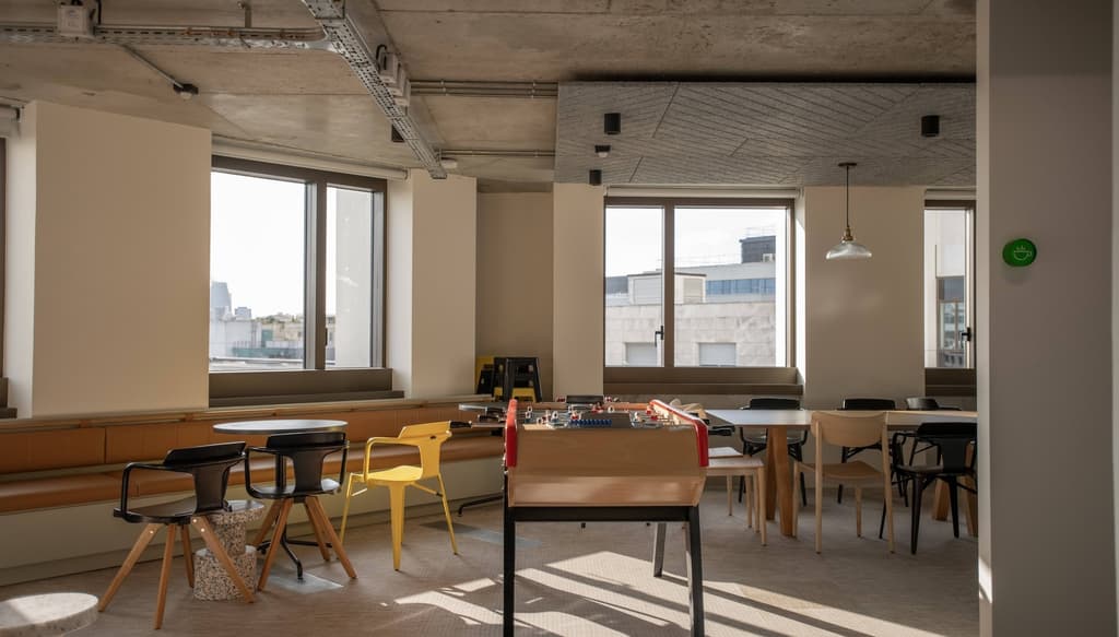 Notre Campus regorge de lieux conviviaux de travail et de collaboration, favorisant les rencontres et les échanges entre collaborateurs.