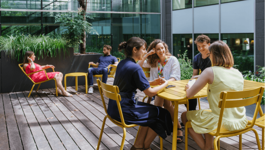 Notre cafétéria dispose d'une belle terrasse, idéale pour les matins ensoleillés. ☀️