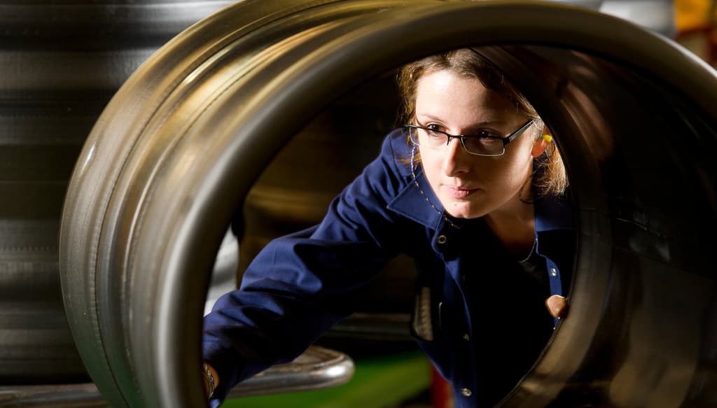 Une collaboratrice Michelin effectue un contrôle qualité sur un pneu Michelin