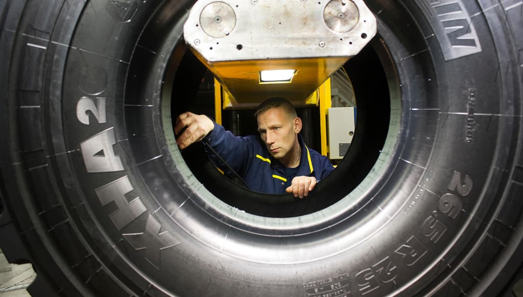 Un collaborateur Michelin effectue un contrôle qualité sur un pneu Michelin