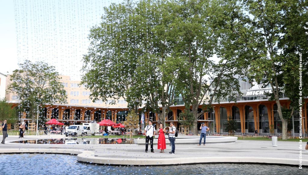 Place des Carmes devant le siège du Groupe Michelin, Clermont-Ferrand