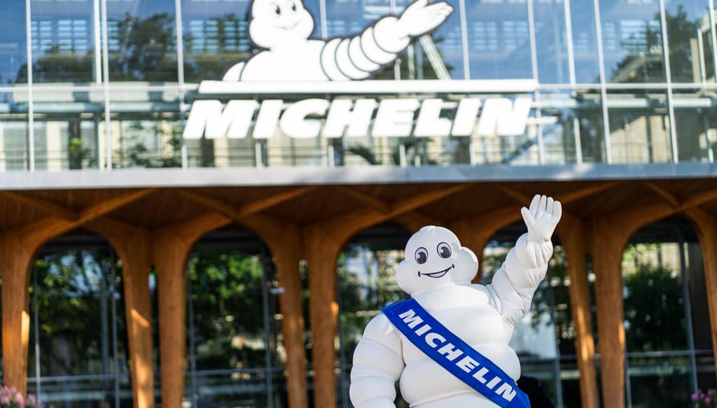 Bibendum devant le siège du Groupe Michelin, la Canopée, place des Carmes, Clermont-Ferrand