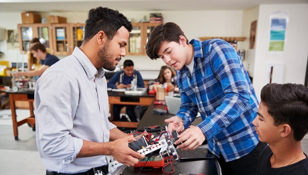 Des stages et alternances pour une multitude de profils ingénieurs, techniciens, agents de maintenance, IT...