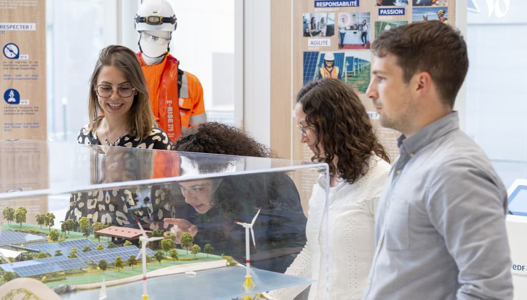 Maquette interactive de nos technologies : le photovoltaïque, l'éolien off-shore, et l'éolien onshore