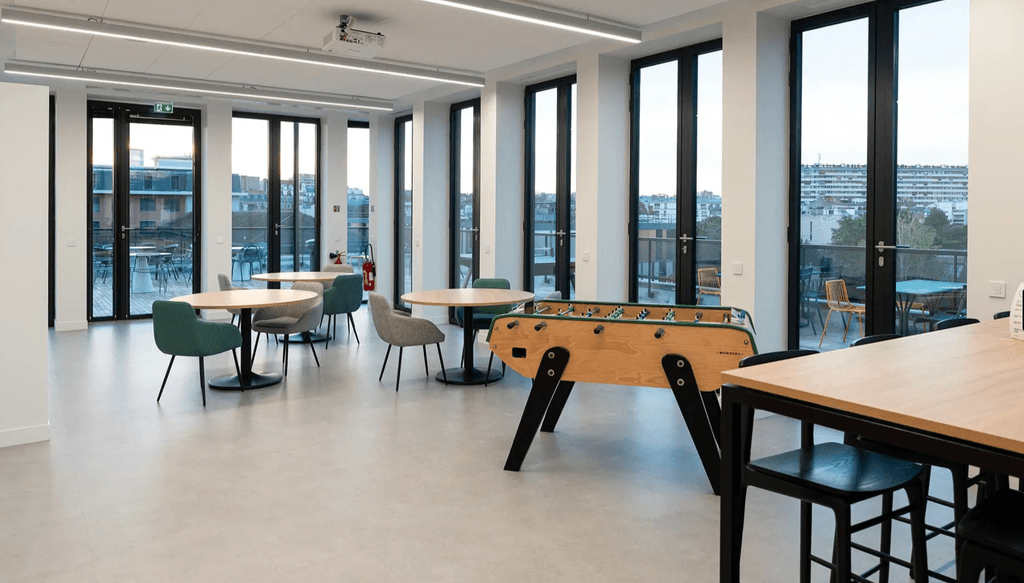 Notre espace détente avec son baby-foot et sa terrasse