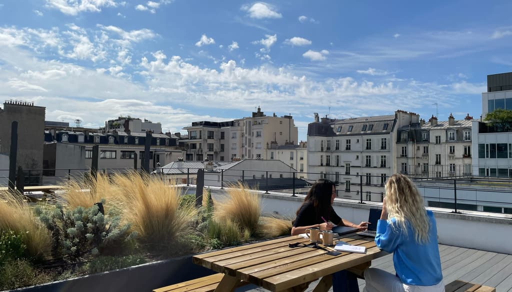 Le Rooftop avec une belle vue sur les toits de Neuilly-sur-Seine