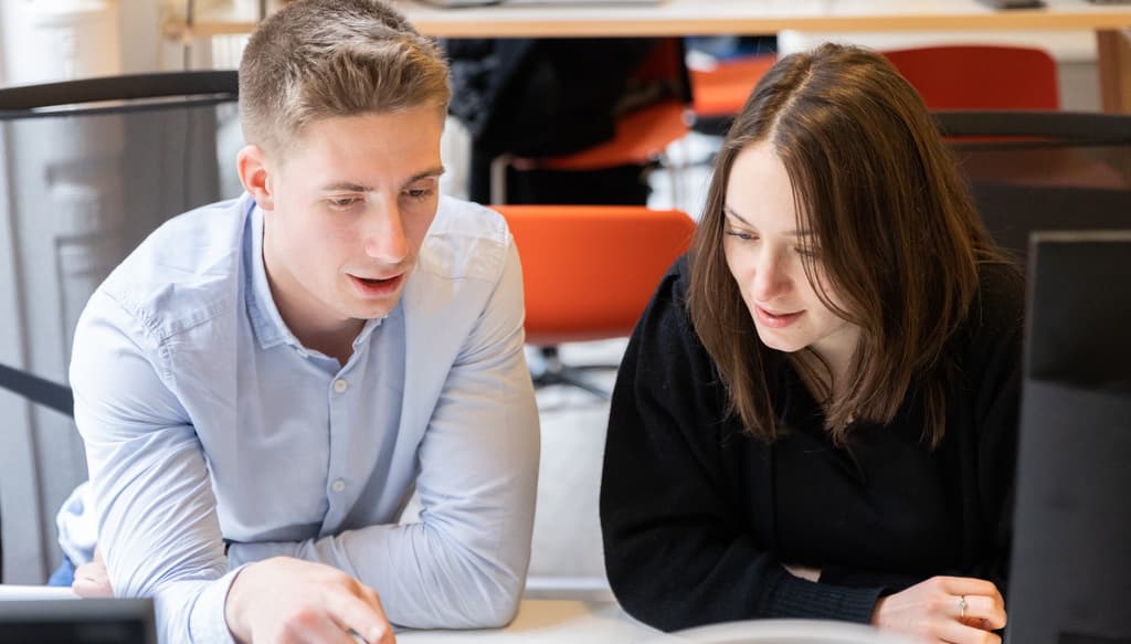 Priscille et Louis en train de construire un livrable