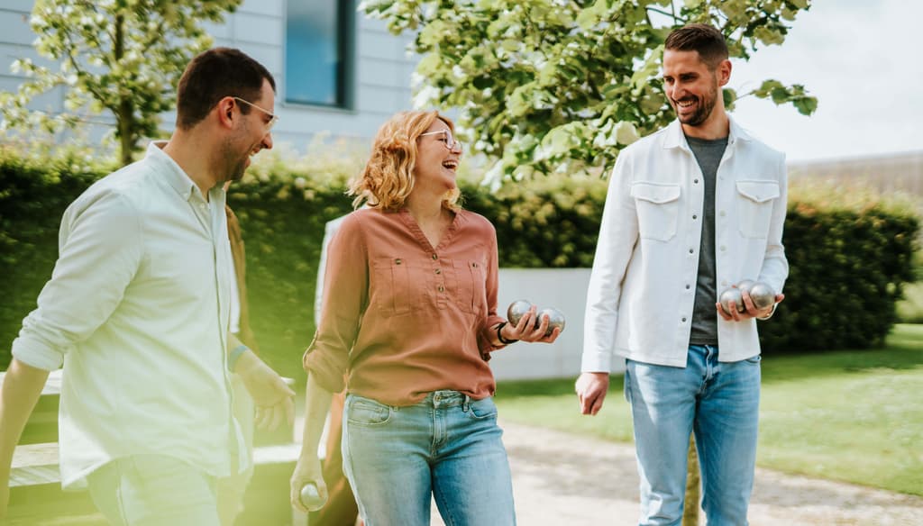Unser Campus-Garten bietet ein vielfältiges Sportangebot: Neben dem Bouleplatz wartet auch ein Multispielfeld und ein Fitnessraum auf Dich!