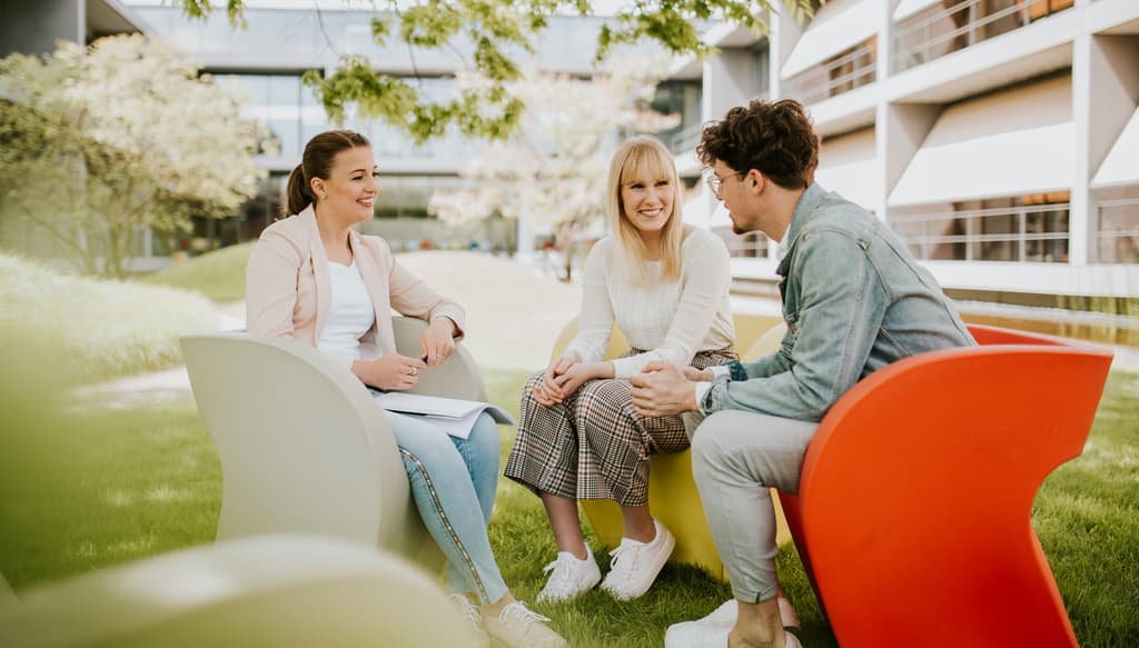 Entdecke unsere verschiedenen Working-Spaces, die nicht nur drinnen, sondern auch in unserem Garten auf Dich warten!