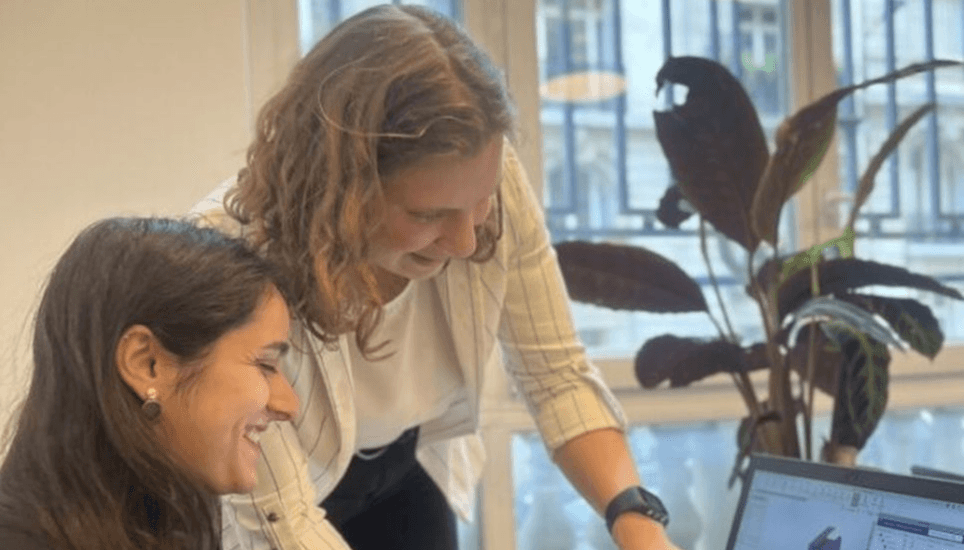 Maude et Maud en équipe pour s'assurer de l'adoption complète des logiciels mis à disposition de nos clients.