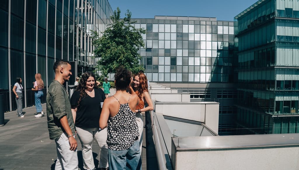 Nos collaborateurs profitent d'une de nos terrasses pour recharger les batteries ☀️