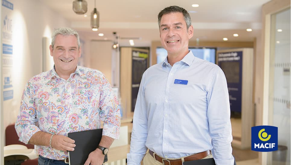 Gildas et Pierre-Oscar, conseillers commerciaux en point d'accueil