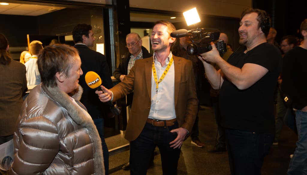 Onze eigen videograaf verzorgt de verslaggeving op evenementen. Een parlementair medewerker neemt met plezier de rol van interviewer op.