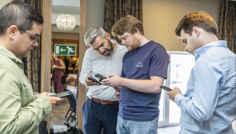 De gsm van onze woordvoerders staat nooit stil. Zij verzorgen alle perscommunicatie van de partij en onze kopstukken.