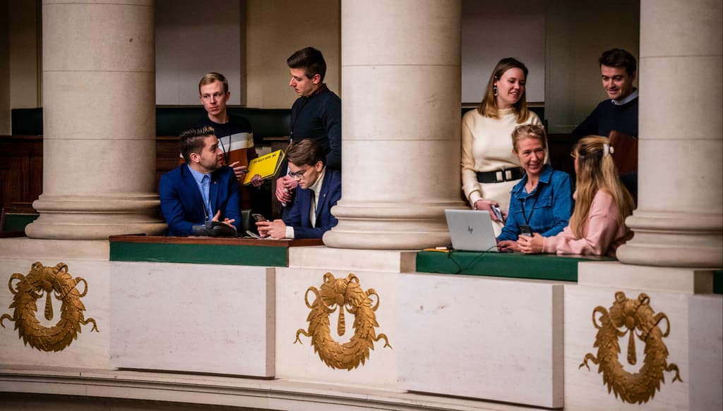 Fractie- en parlementair medewerkers werken in de statige ruimtes van de Kamer of de schitterende koepelzaal van het Vlaams Parlement.