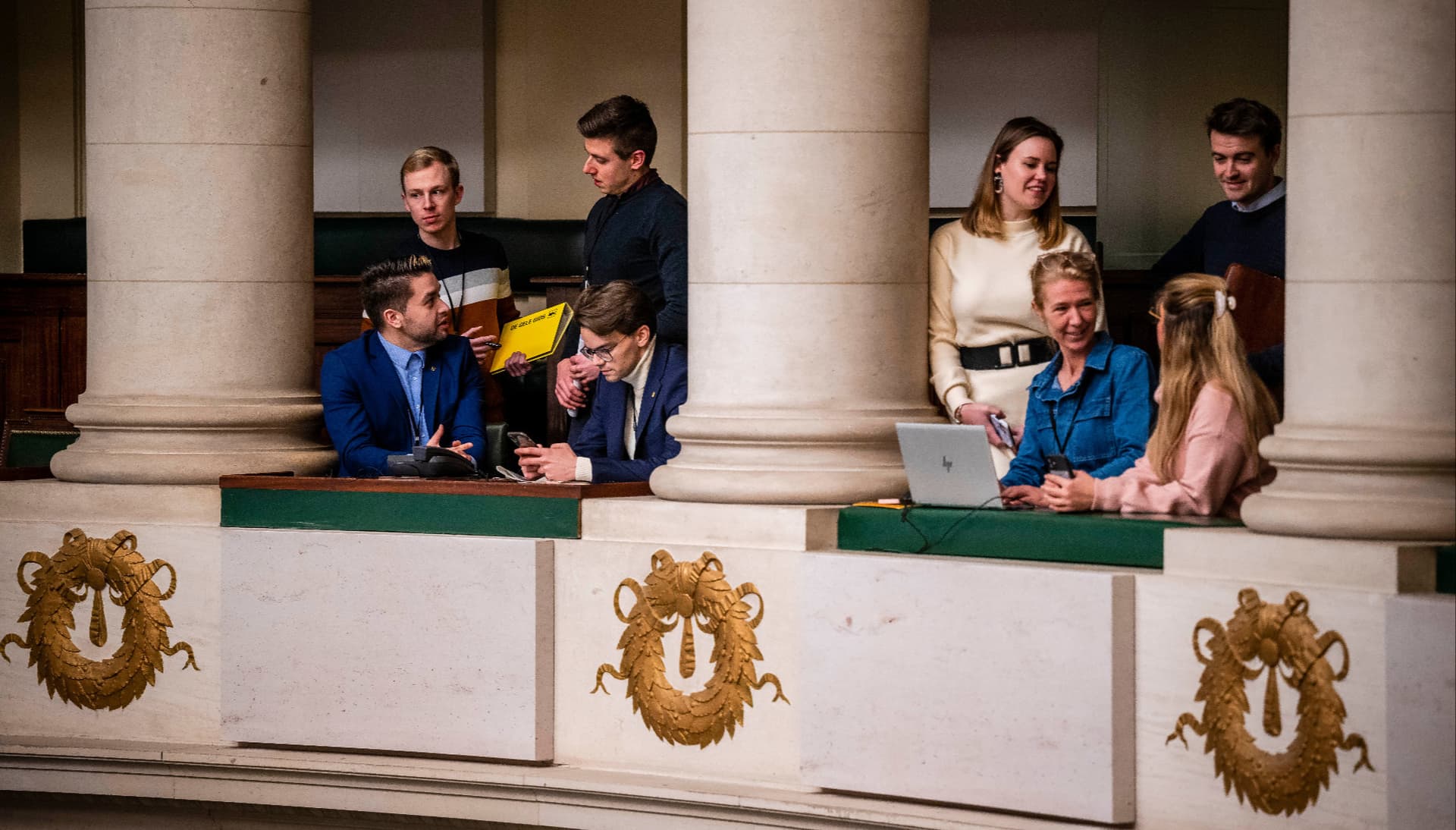 Fractie- en parlementair medewerkers werken in de statige ruimtes van de Kamer of de schitterende koepelzaal van het Vlaams Parlement.