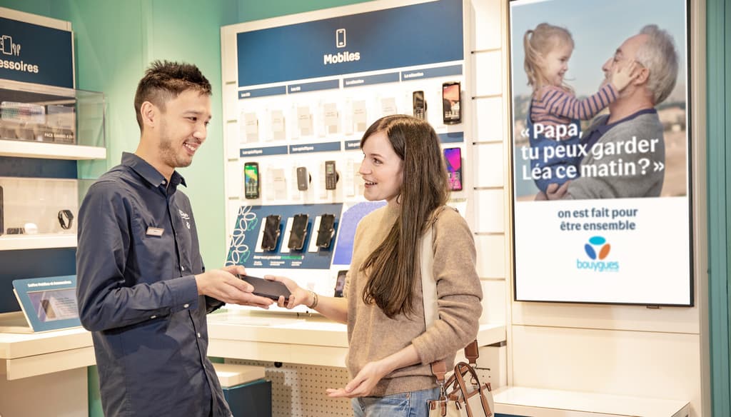 Rencontre entre un client et un vendeur Bouygues Telecom