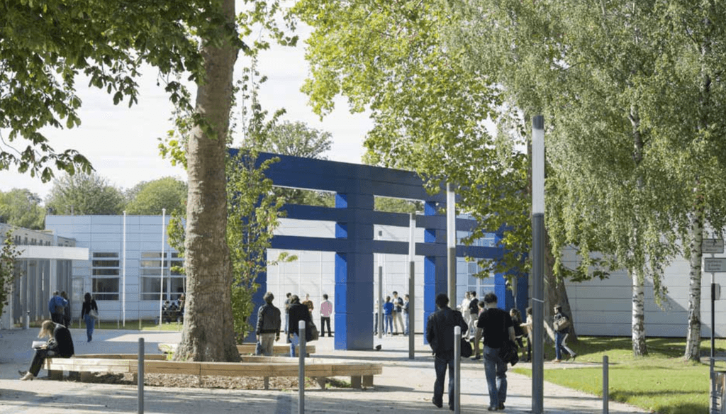 Ambiance étudiants arche bleue