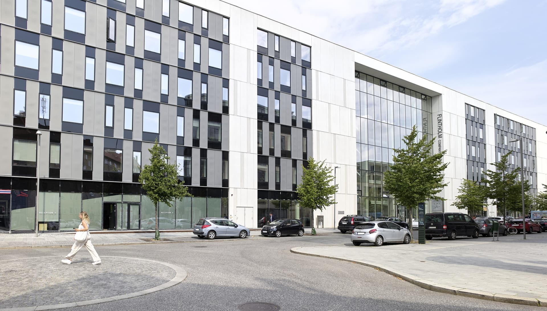 Vi holder til på Frederiksberg ved Flintholm Station tæt på bus, tog og metro.